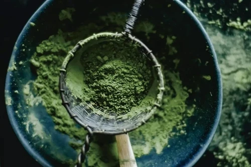 Çay yapraklarından matchaya